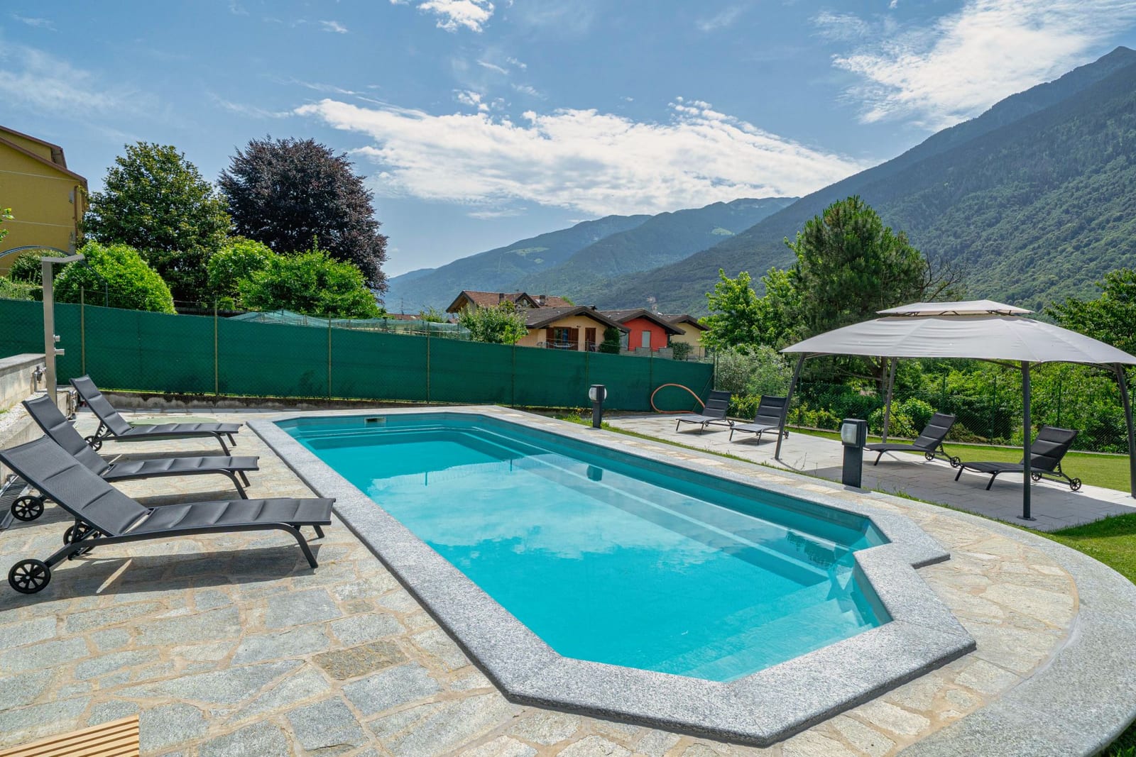 Spinedi Royale — piscina esterna con solarium e vista sulle Alpi