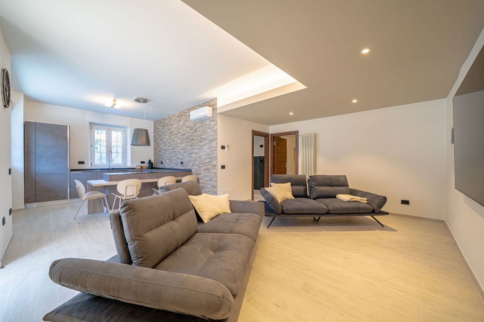 Suite Ambra — cucina, dettaglio elettrodomestici