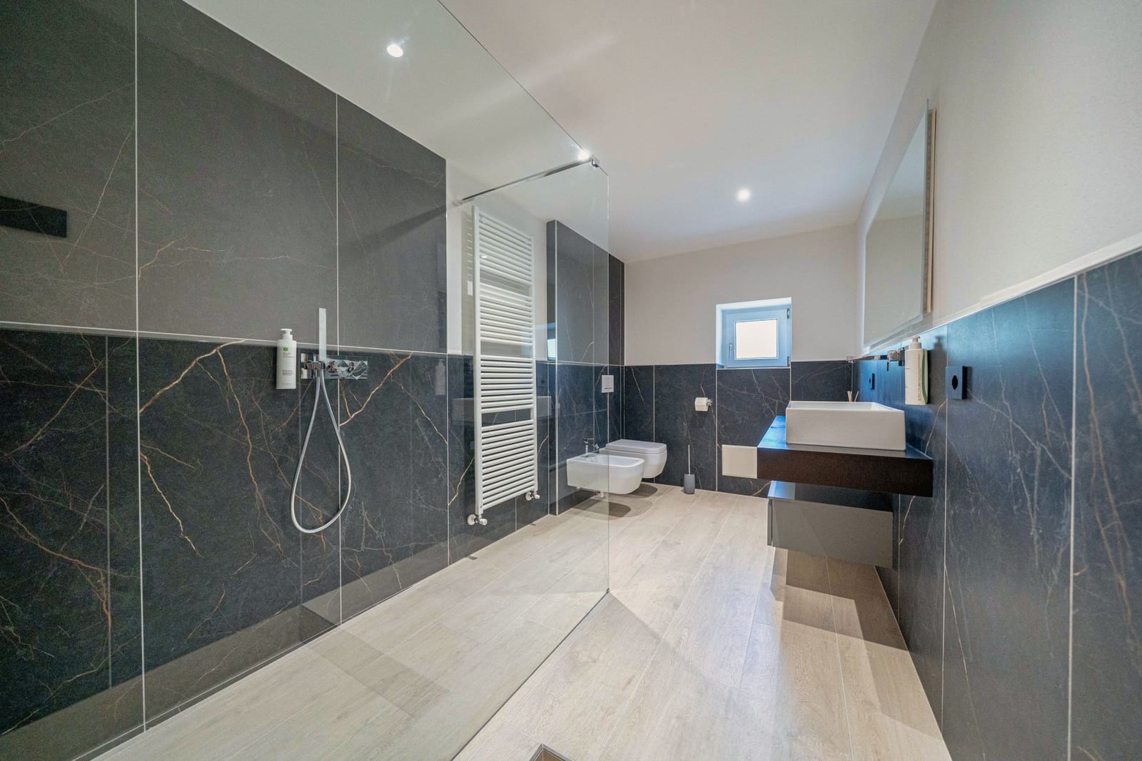 Suite Ambra — bagno in marmo nero