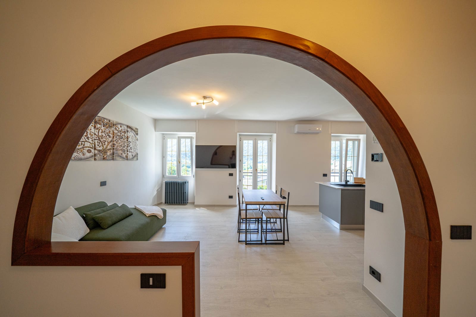 Suite Giada — zona living attraverso l'arco interno