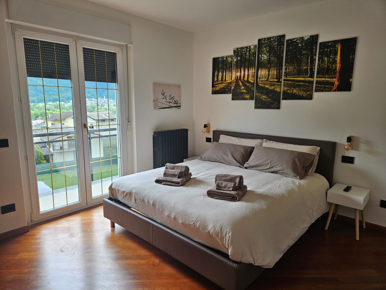 Suite Zaffiro — camera matrimoniale con quadro foreste e balconcino