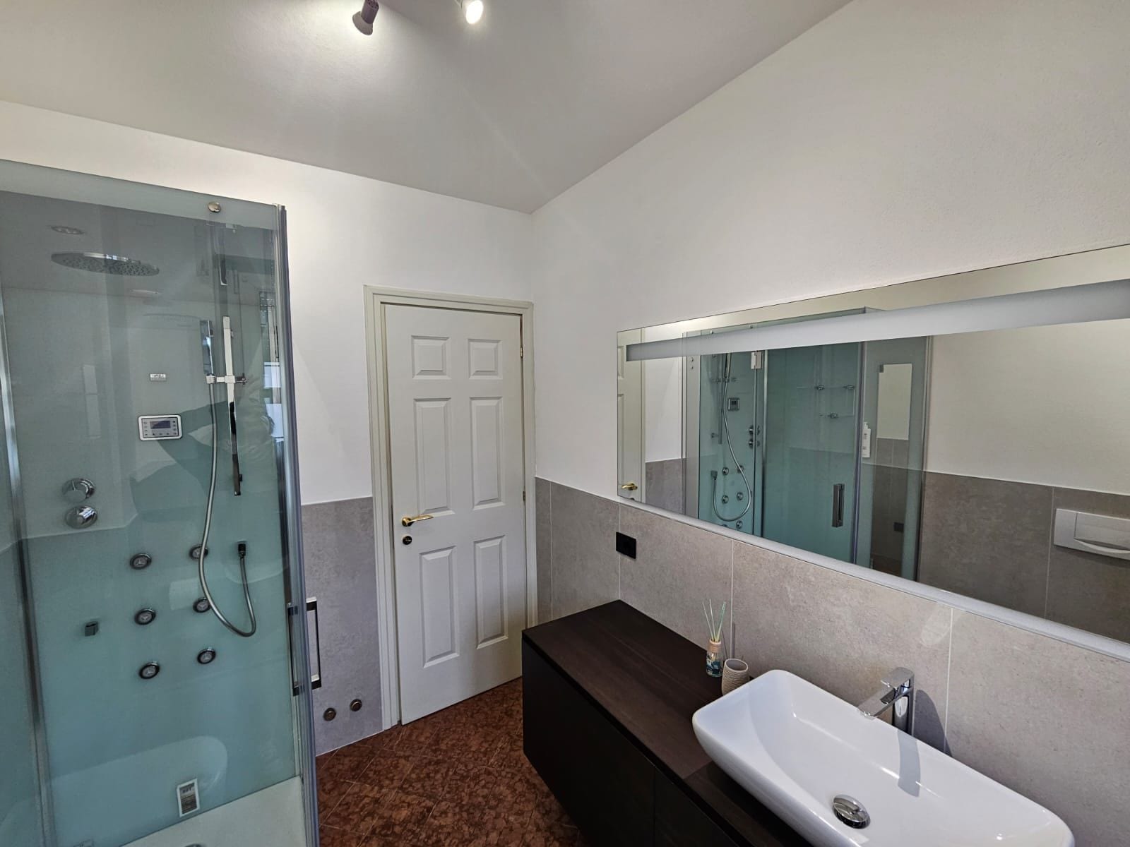 Suite Zaffiro — cabina doccia multifunzione con cromoterapia, atmosfera wellness moody