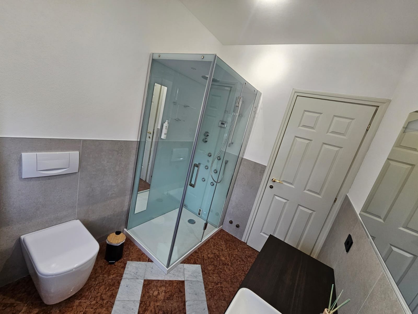 Suite Zaffiro — dettaglio jet idromassaggio cabina SPA
